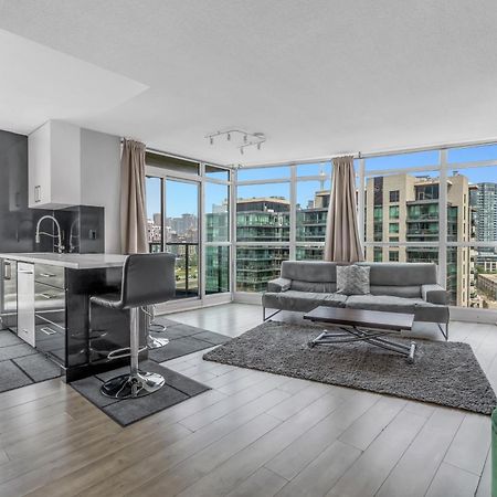 2 Bedroom Waterfront Condo Downtown W/ Free Parking Toronto Extérieur photo