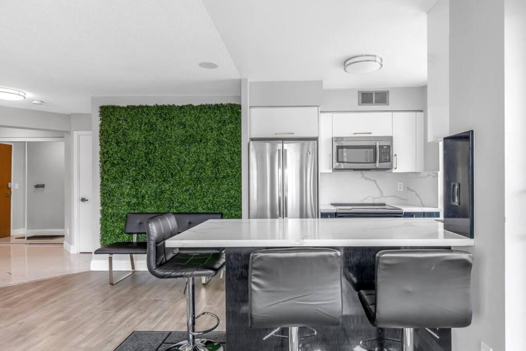 2 Bedroom Waterfront Condo Downtown W/ Free Parking Toronto Extérieur photo