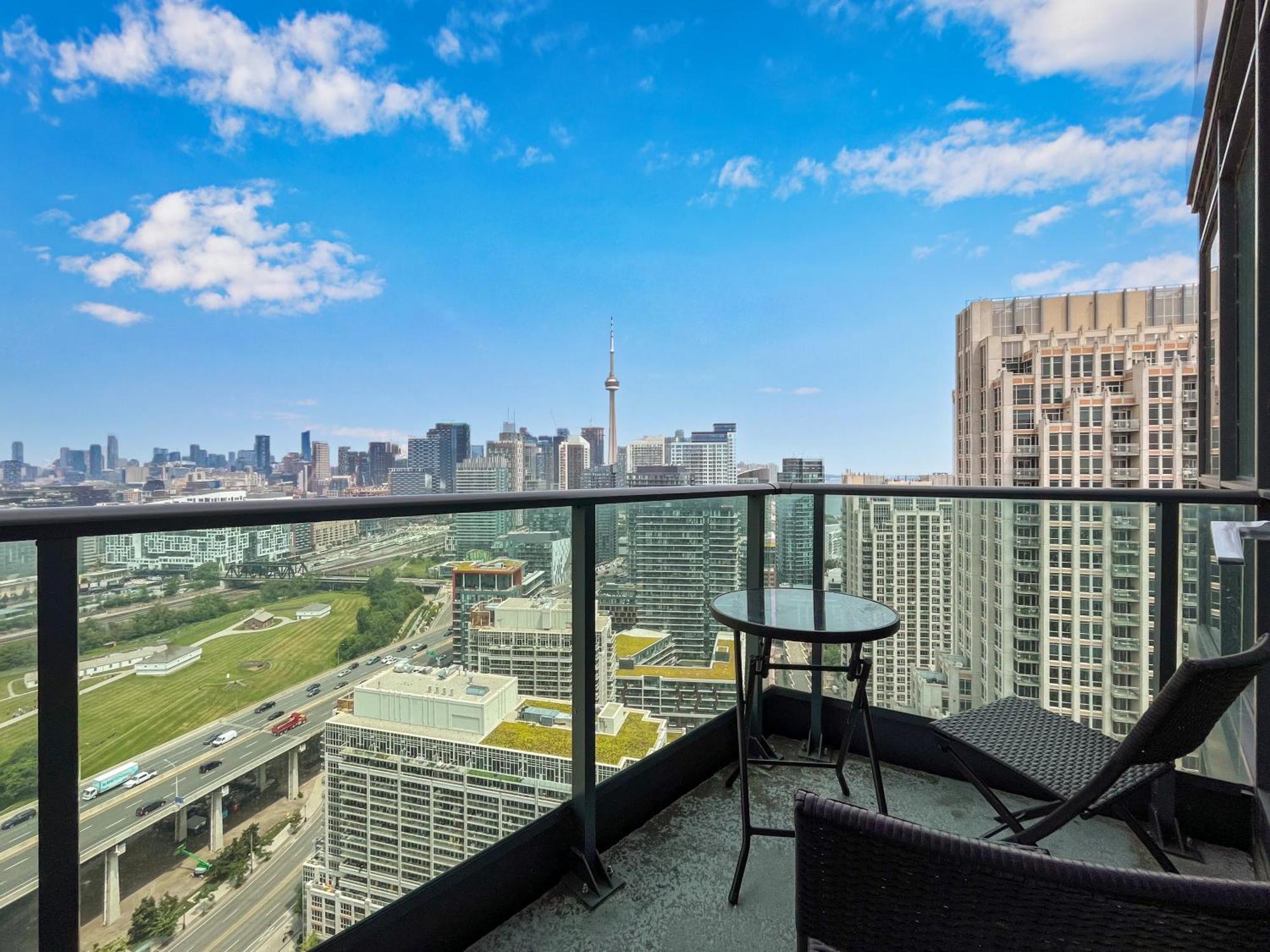 2 Bedroom Waterfront Condo Downtown W/ Free Parking Toronto Extérieur photo