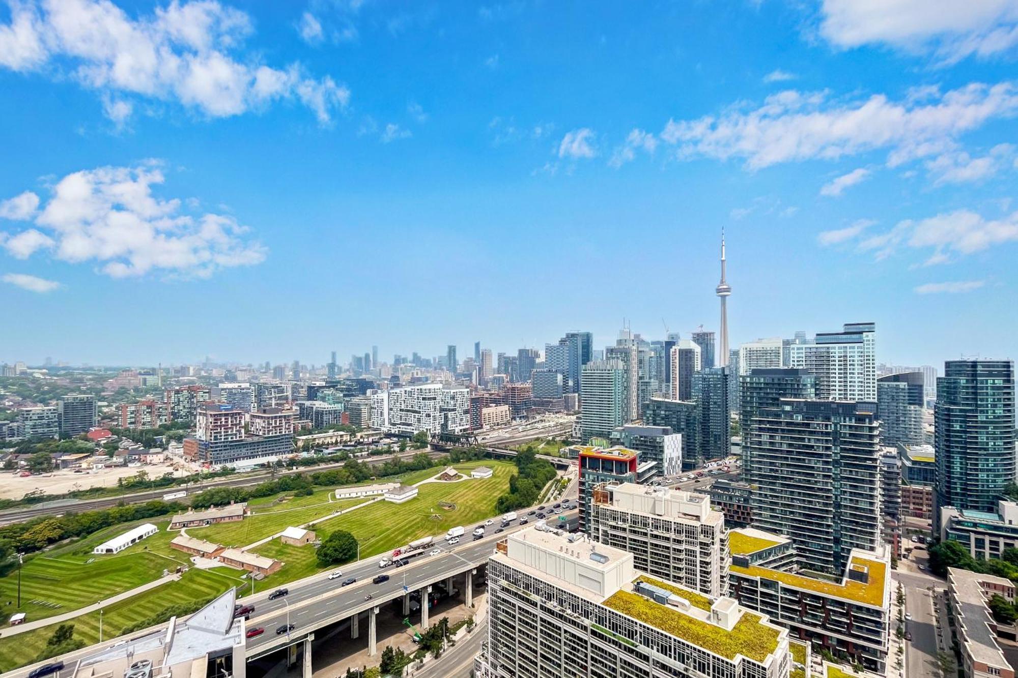 2 Bedroom Waterfront Condo Downtown W/ Free Parking Toronto Extérieur photo