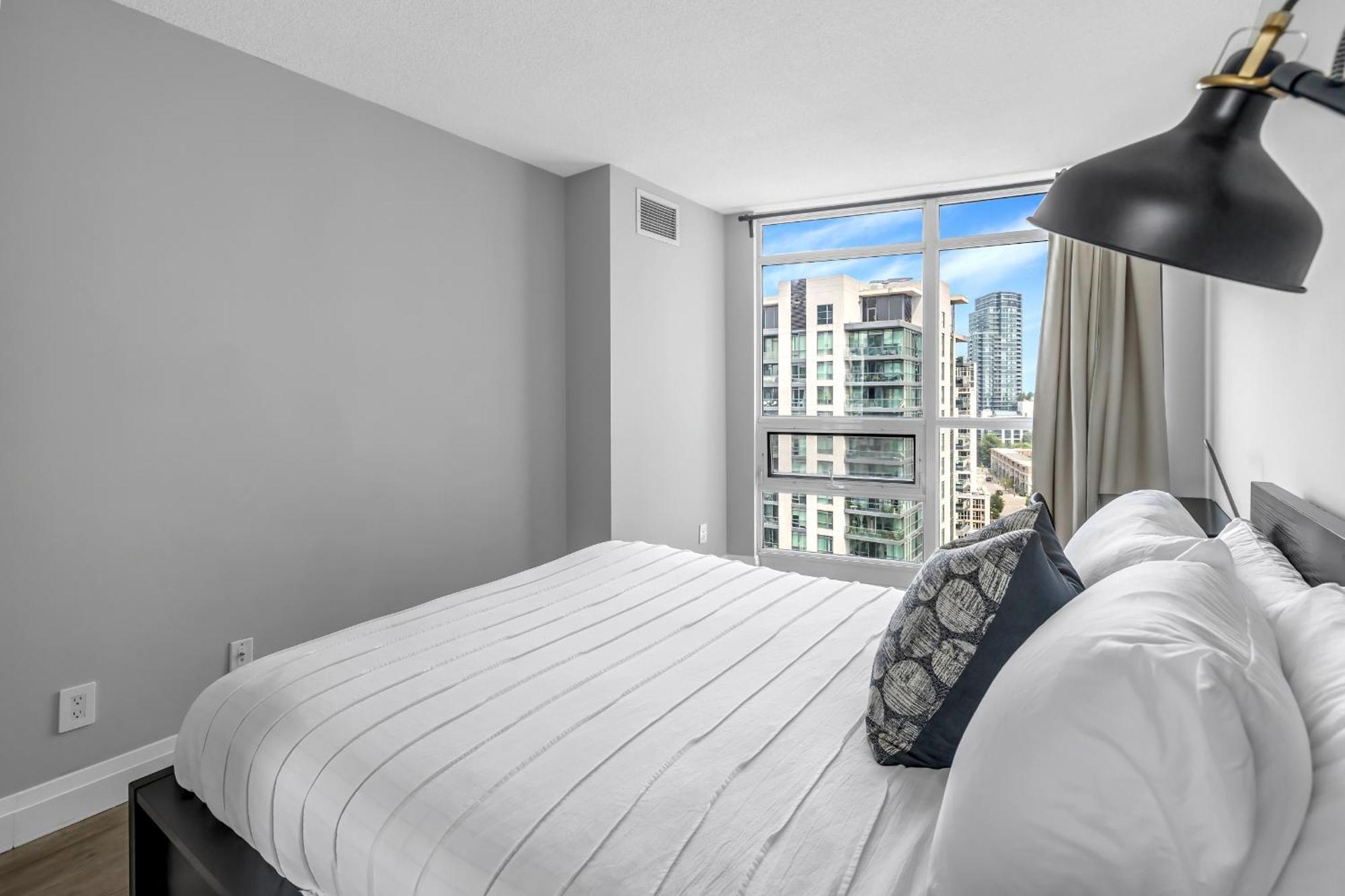 2 Bedroom Waterfront Condo Downtown W/ Free Parking Toronto Extérieur photo